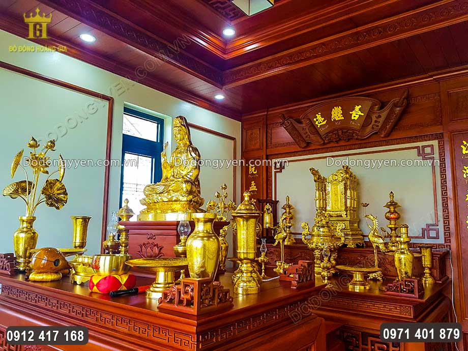 Một b&igrave;nh hoa được cắm hoa sen đồng biều tượng cho sự thanh khiết v&agrave; vĩnh cửu